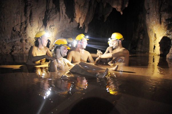 Tắm bùn Hang Tối