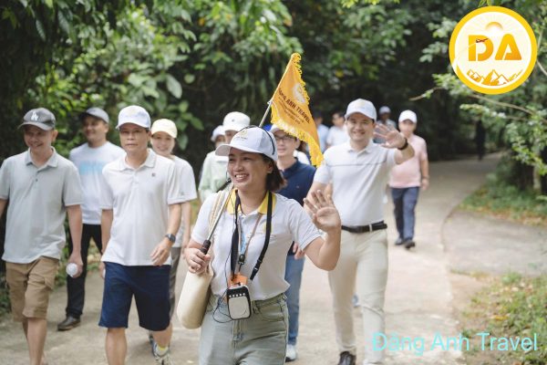 Đoàn khách tham quan động thiên duòng