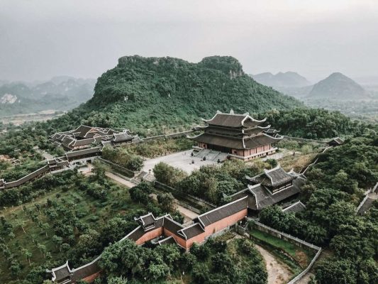 Toàn cảnh núi Yên Tử nhìn từ trên cao 