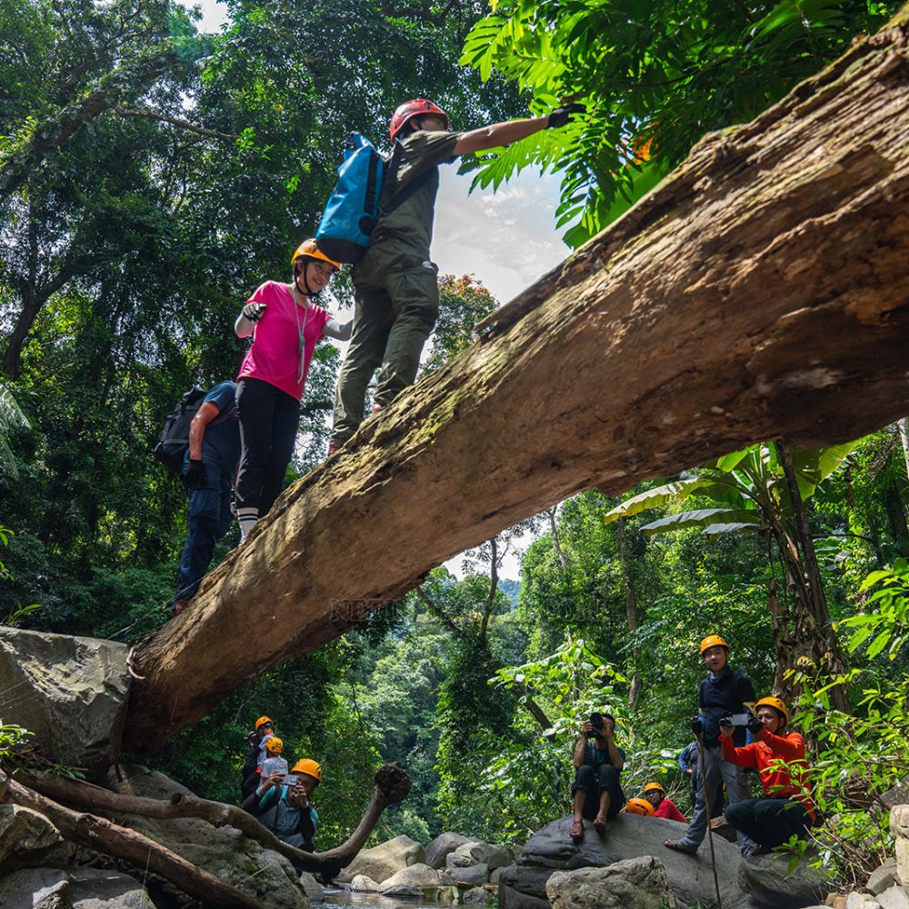 Chinh phục cổng trời vượt thách Dương Cầm