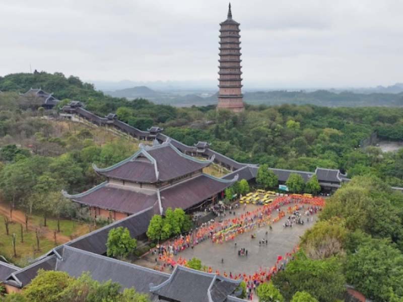DU XUÂN NINH BÌNH – CHẠM VÀO MÙA LỄ HỘI GIỮA NON NƯỚC HỮU TÌNH