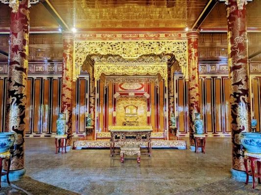 Bên trong điện Thái Hòa