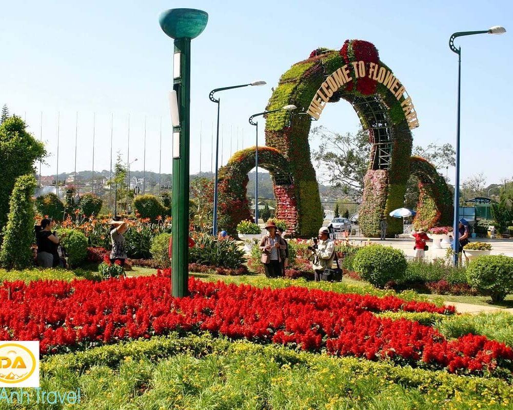 ĐỒNG HỚI – ĐÀ LẠT - THUNG LŨNG TÌNH YÊU – VƯỜN HOA THÀNH PHỐ – NHÀ THỜ DOMAINE – BIỆT THỰ HẰNG NGA – DINH BẢO ĐẠI – THIỀN VIỆN TRÚC LÂM – GIAO LƯU VĂN HÓA CỒNG CHIÊNG