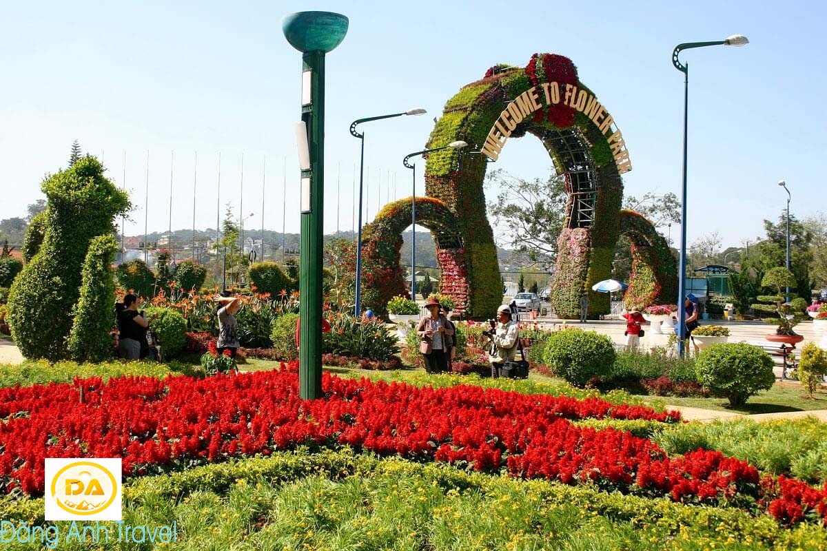 ĐỒNG HỚI – ĐÀ LẠT - THUNG LŨNG TÌNH YÊU – VƯỜN HOA THÀNH PHỐ – NHÀ THỜ DOMAINE – BIỆT THỰ HẰNG NGA – DINH BẢO ĐẠI – THIỀN VIỆN TRÚC LÂM – GIAO LƯU VĂN HÓA CỒNG CHIÊNG