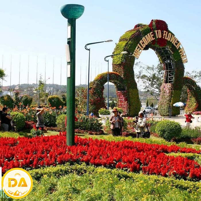 ĐỒNG HỚI – ĐÀ LẠT - THUNG LŨNG TÌNH YÊU – VƯỜN HOA THÀNH PHỐ – NHÀ THỜ DOMAINE – BIỆT THỰ HẰNG NGA – DINH BẢO ĐẠI – THIỀN VIỆN TRÚC LÂM – GIAO LƯU VĂN HÓA CỒNG CHIÊNG