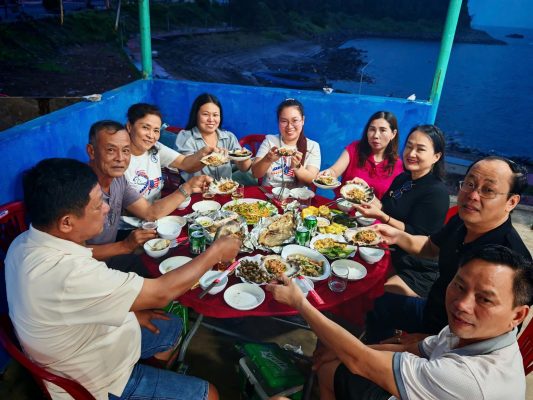 Du khách thưởng thức hải sản trên đảo Cồn Cỏ