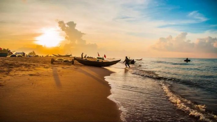 Ngắm bình minh lên trên biễn nhâtl lệ