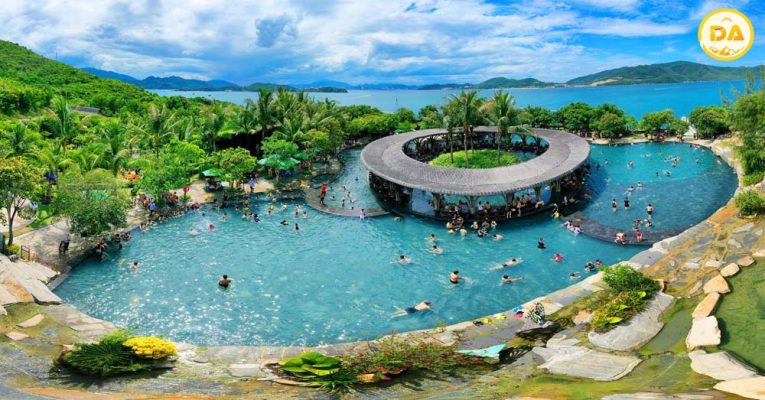 Hồ bơi vô cực nối liền với nuóc biển