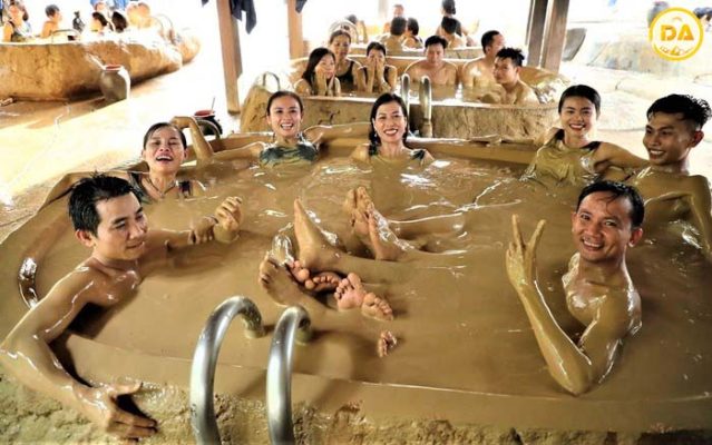Tắm bùn khoáng tại Hòn Tằm