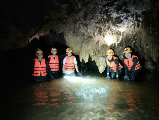 thạch nhũ và nuóc trong hang hoàn mỹ