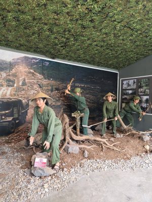 Hình ảnh mô phong thanh niên xung phong tại hang chỉ huy