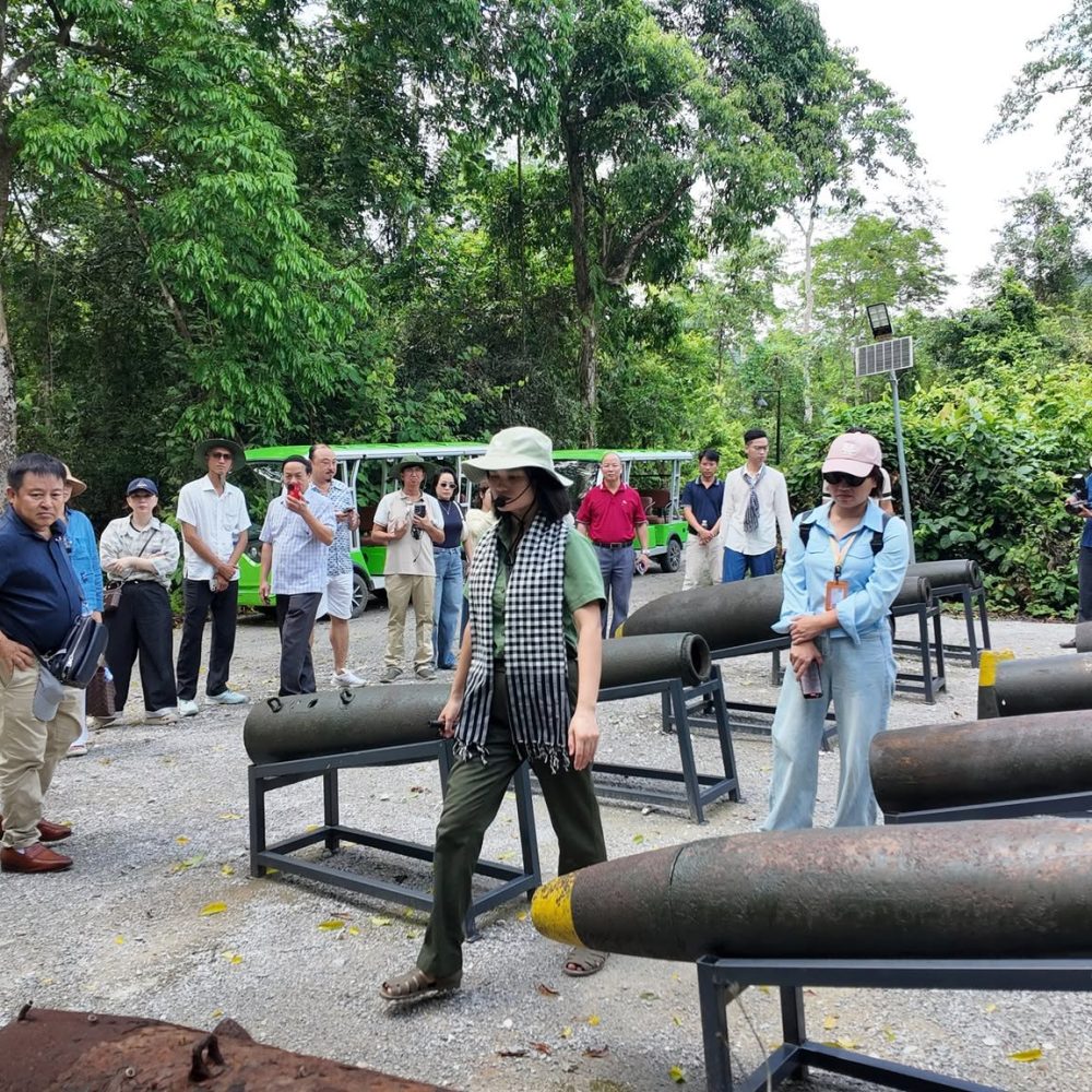 trưng bày kỷ vật bom đạn tại hang chỉ huy