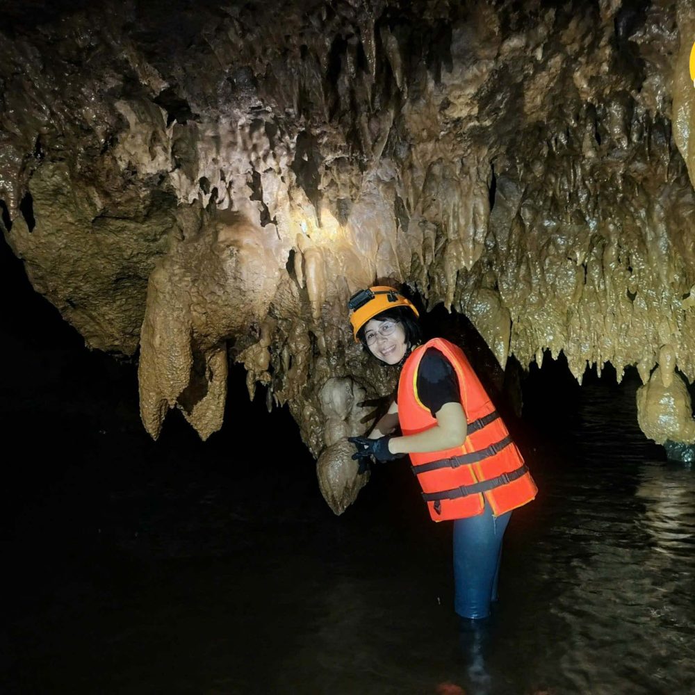 du khách kham phá chạm thạch nhũ