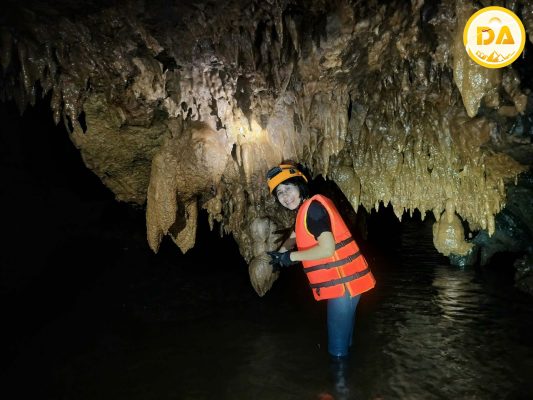 du khách kham phá chạm thạch nhũ 