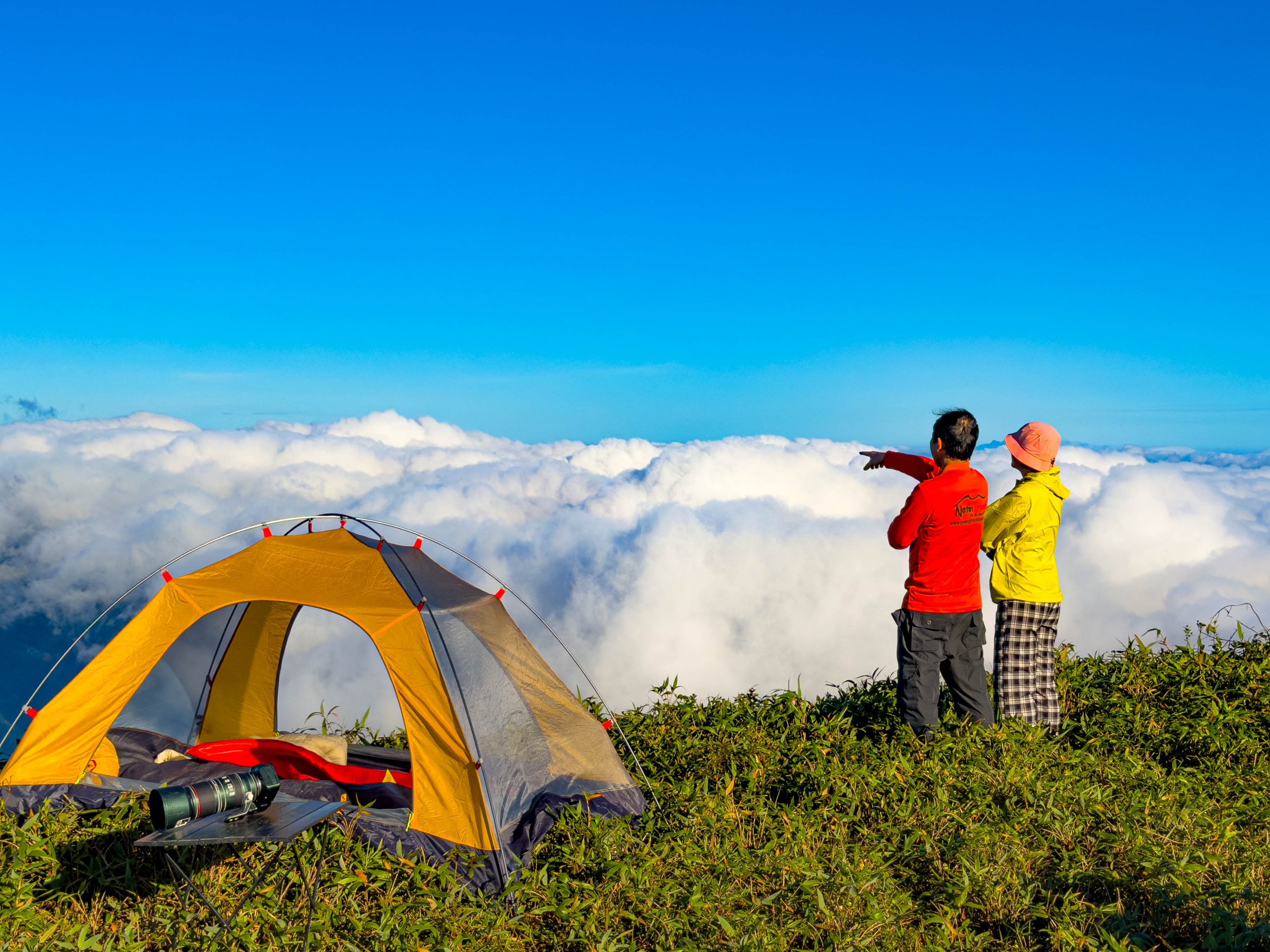 Du khách trãi nghiệm cắm trại trên đỉnh Pa Thiên