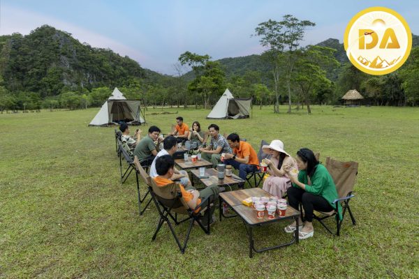 Du khách dùng nữa sáng uống cà phê