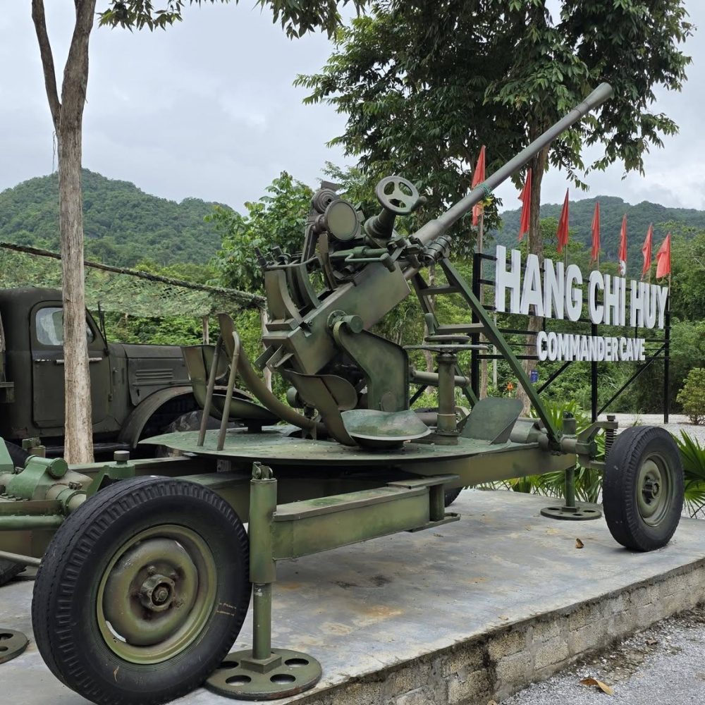 Pháo cao xạ tại hang chỉ huy