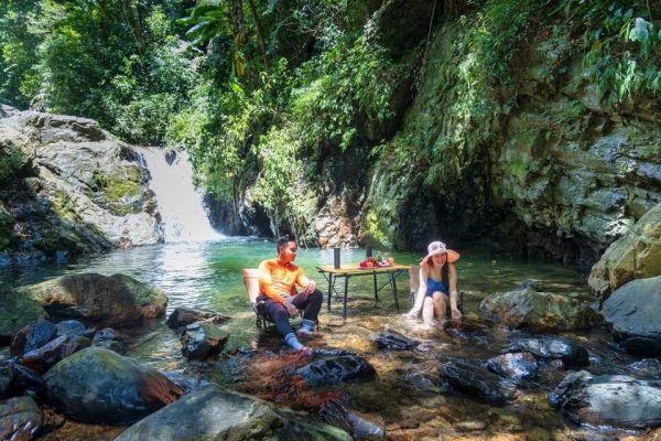 Du khách tắm suôi tận hưởng không gian thiên nhiên