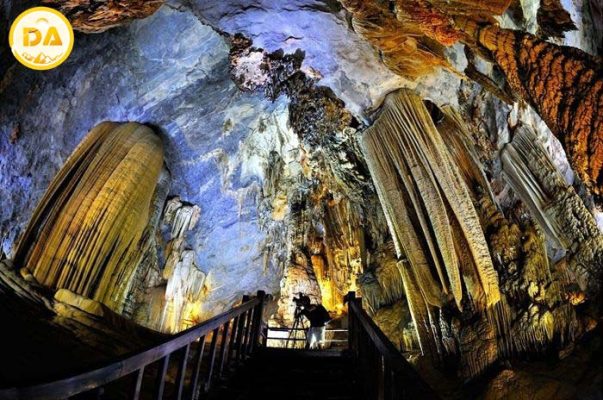 Thạch nhũ trên trần hang động