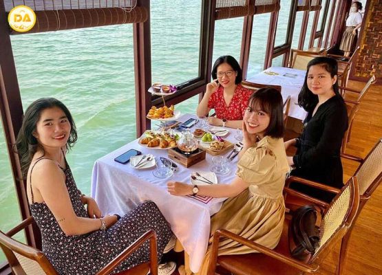 Du Ngoạn thưởng trà chiều trên Sông Hương