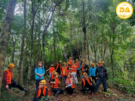 Du khách Trekking rừng Nguyên Sinh