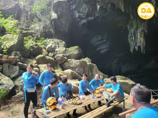 Du khách nghỉ ngơi kiểm tra an toan trước khi vào hang