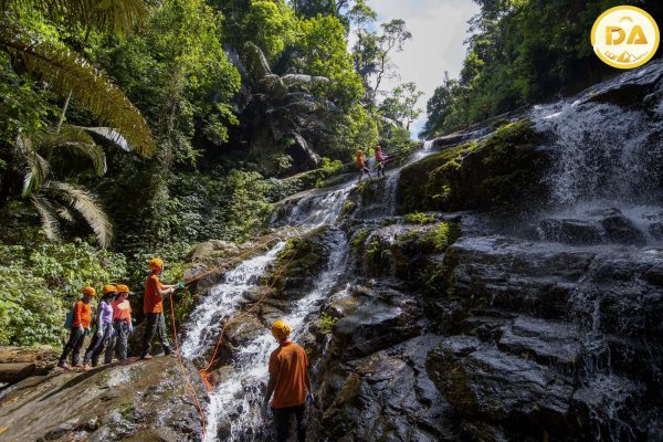 Du khách trãi nghiệm vượt thác cổng trời